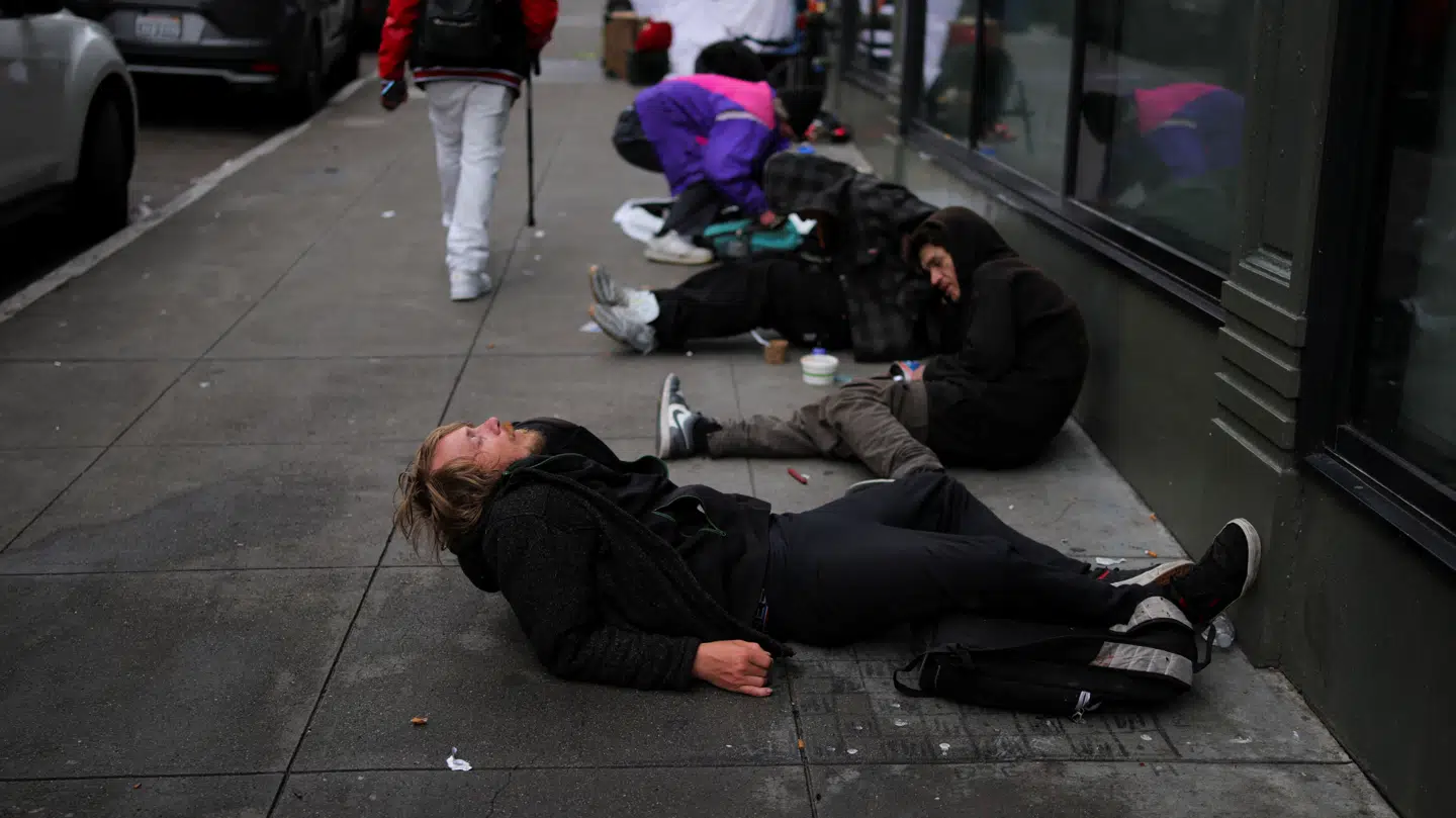 I USA har det stoffet fentanyl gjort en årelang opioidkrise endnu mere dramatisk. På billedet ses en mand i San Francisco ligge i kramper efter at have røget det højpotente opioid.