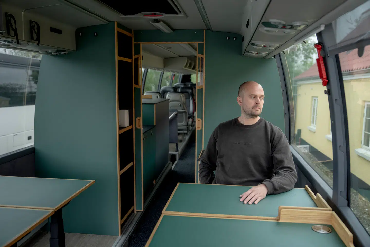 Emil Nissen er havnet i et bureaukratisk mareridt, som den tjekkiske forfatter Franz Kafka kunne have ladet sig inspirere af. Reglerne har ikke ændret sig, men pludselig fortolker Motorstyrelsen dem anderledes. Det er dyrt for hans virksomhed.