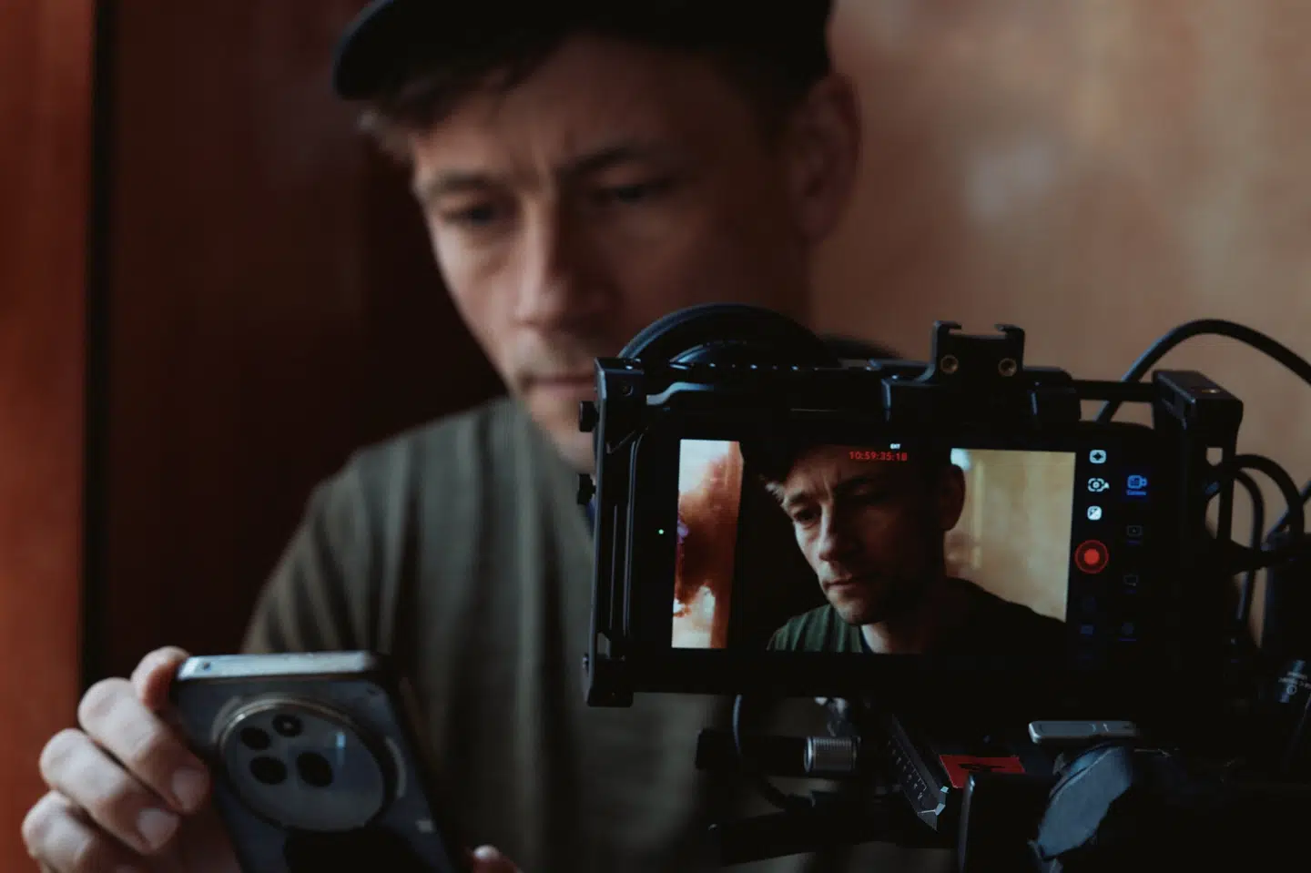 Esben Smed ses her under optagelserne af dogmefilmen "Mr. Nawashi".