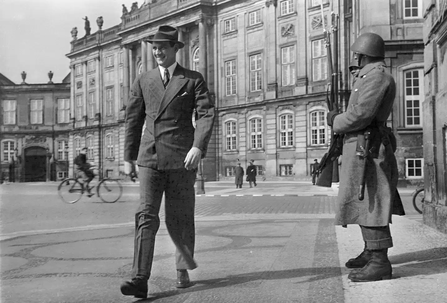 Kronprins Frederik (senere Frederik 9.) på Amalienborg Slotsplads i 1941. Arkivfoto: Vagn Hansen, Scanpix