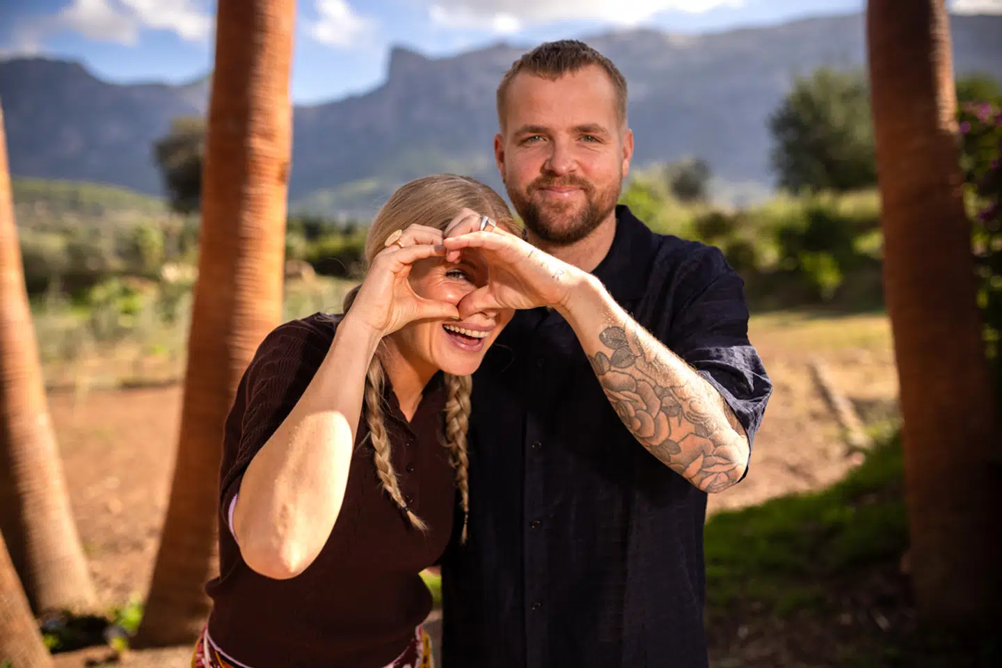 'Hotel Romantik'-værterne Joakim Ingversen og Sofie Linde har fået kritik for at tale til de medvirkende som om, de var vuggestuebørn af blandt andre DF-profilen Pia Kjærsgaard og journalisten Kirsten Jacobsen. Foto: Holger Rytter / DR