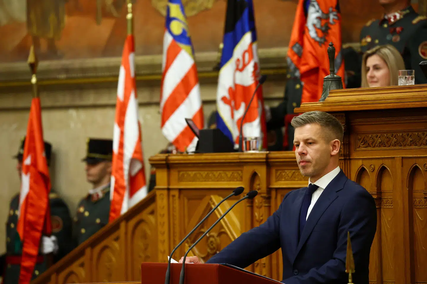 Ungarns nye premierminister, Péter Magyar, taler i parlamentet tirsdag, hvor hans ministre blev taget i ed.