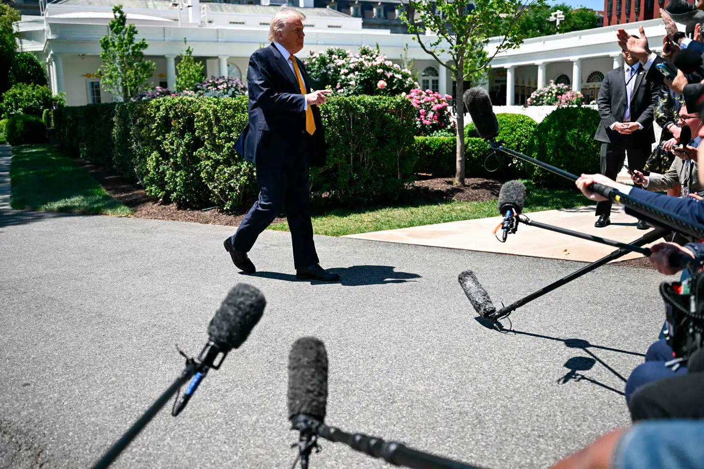 Donald Trump taler med pressen forud for sin rejse til Kina.