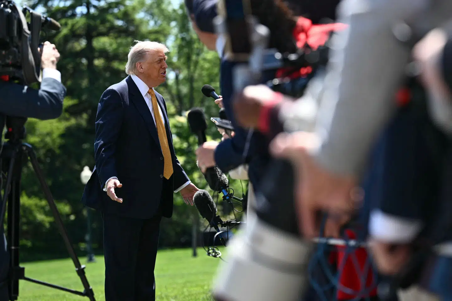 USA's præsident, Donald Trump, udtalte sig til journalister ved Det Hvide Hus, inden han steg om bord på helikopteren Marine One og derpå videre med præsidentflyet - Air Force One - til Kina.