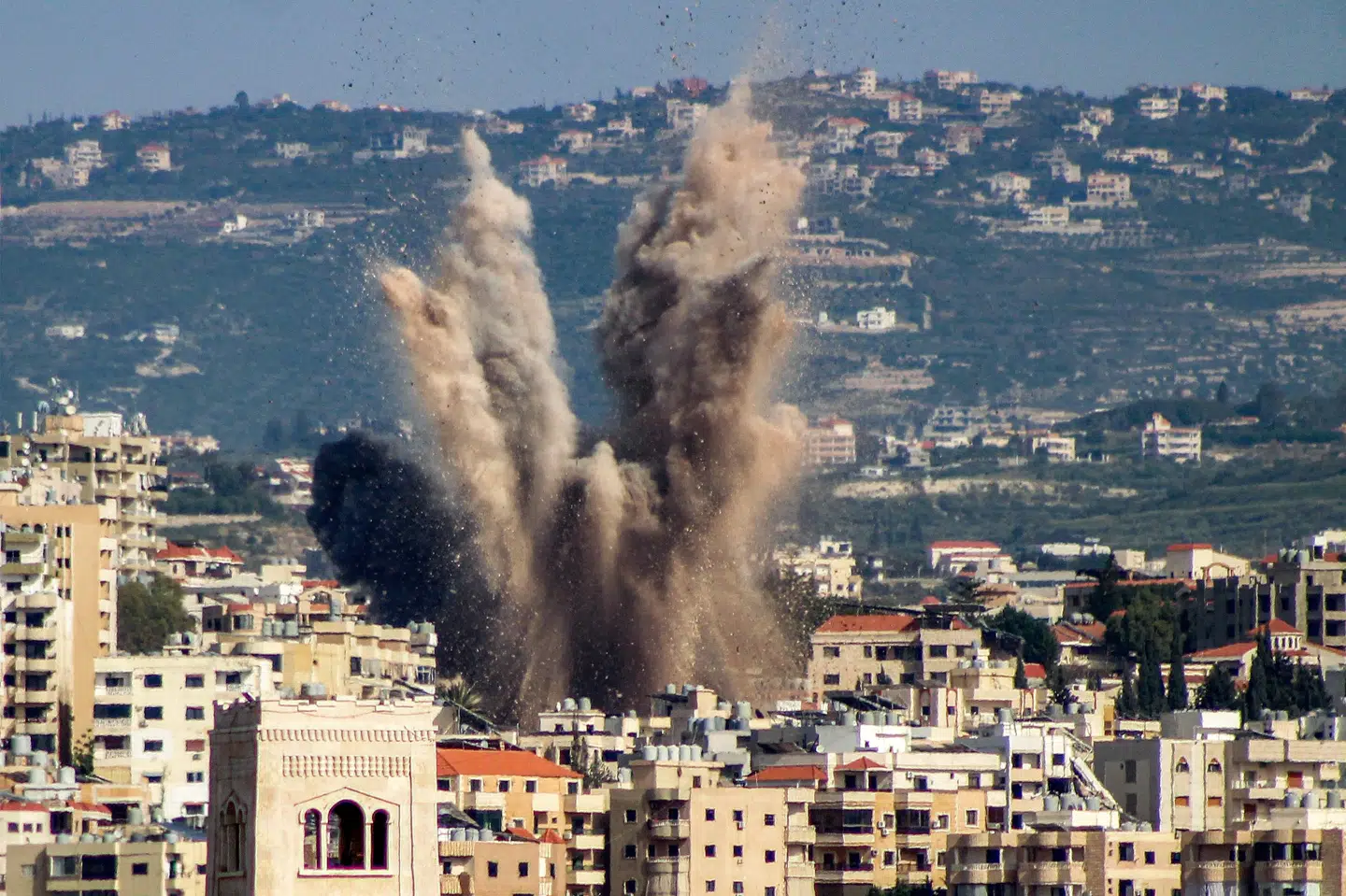 En bygning i det sydlige Libanon bliver tirsdag ramt i et israelsk luftangreb.