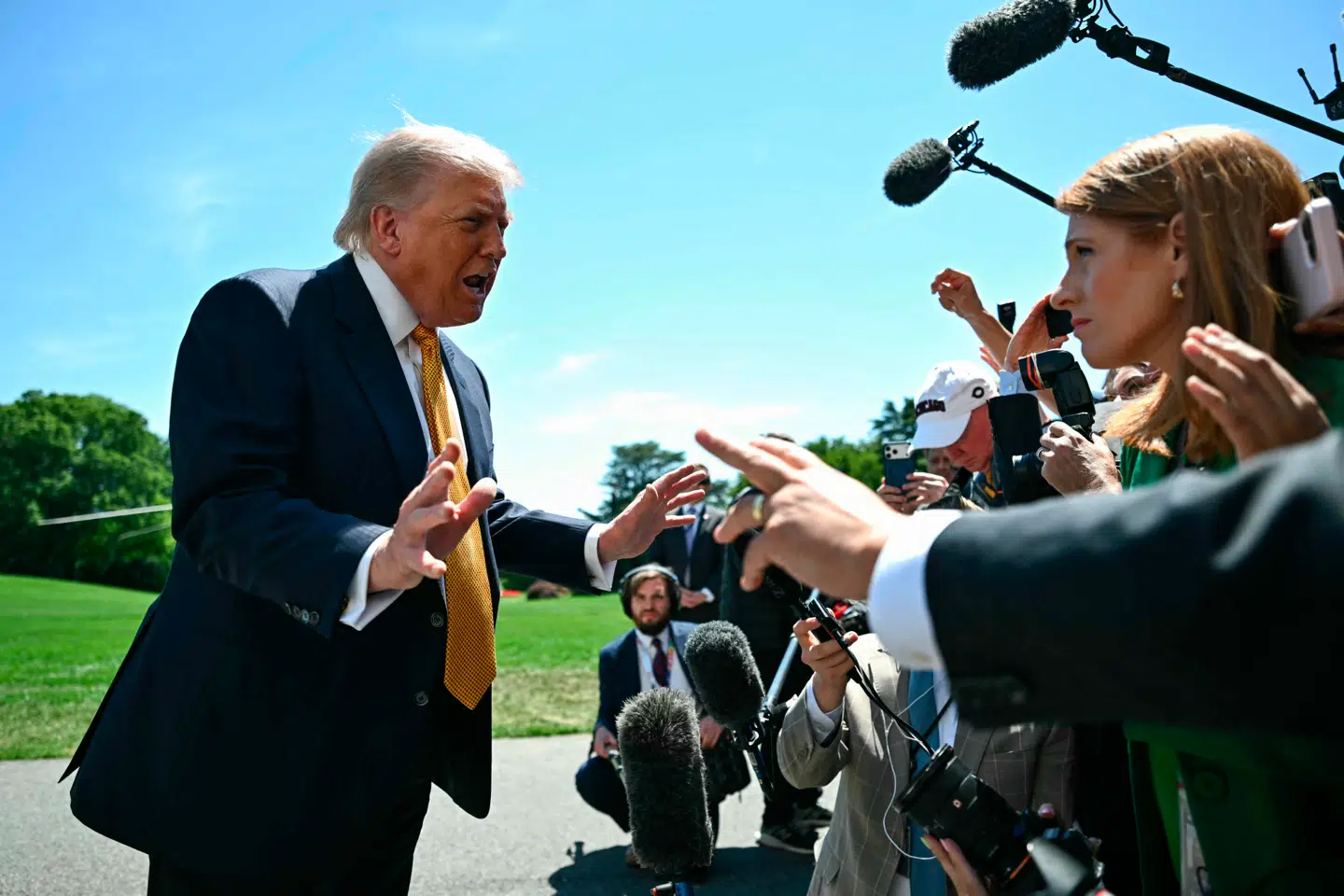 Den amerikanske præsident, Donald Trump, ses her tale med pressen, før han tirsdag satte kursen mod Kina, hvor han skal på statsbesøg de kommende dage.