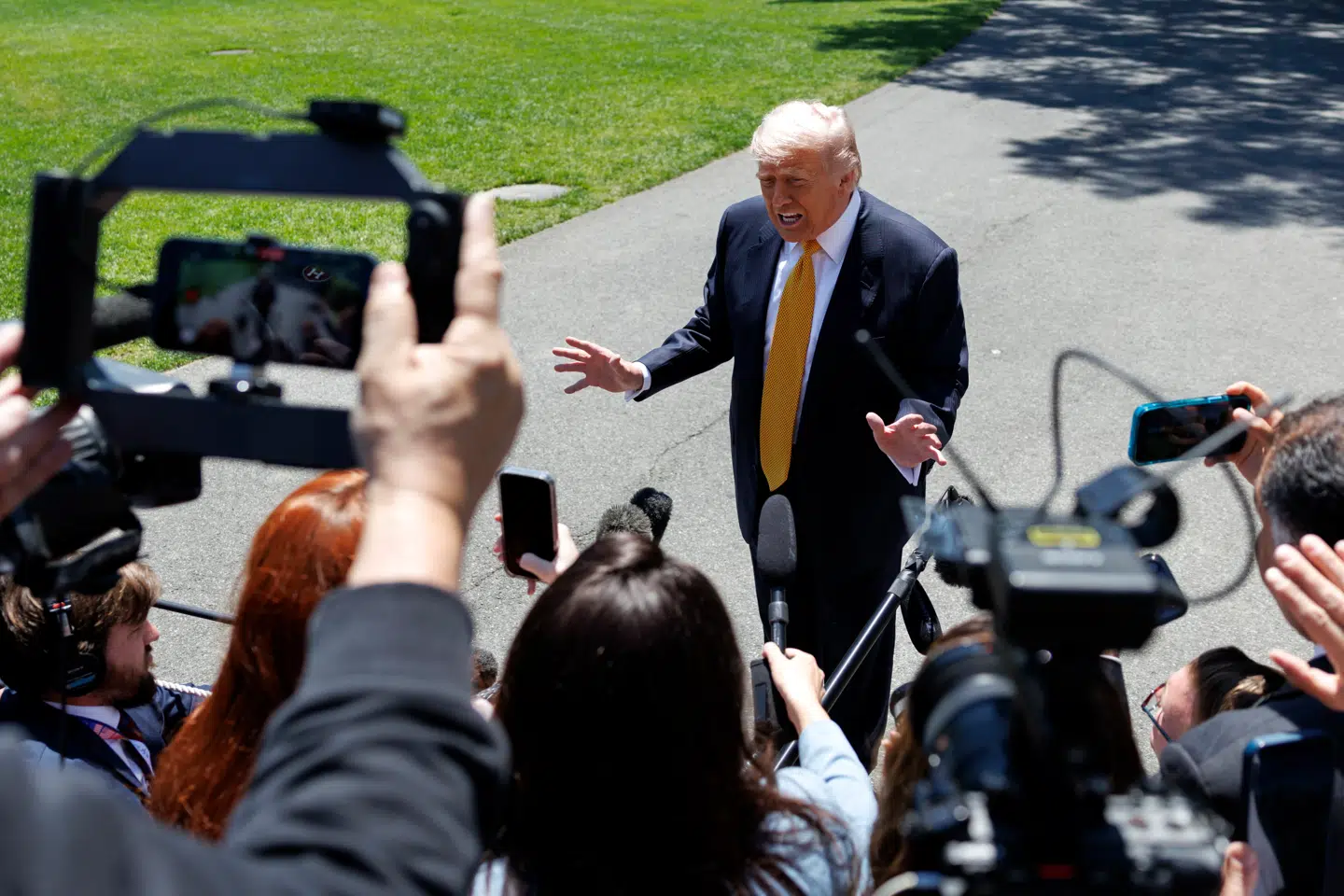 Den amerikanske præsident, Donald Trump, ses her tale med pressen, før han tirsdag satte kursen mod Kina, hvor han skal på statsbesøg de kommende dage.