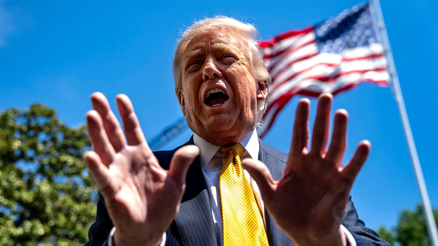 Den amerikanske præsident, Donald Trump, ses her tale med pressen, før han tirsdag satte kursen mod Kina, hvor han skal på statsbesøg de kommende dage.