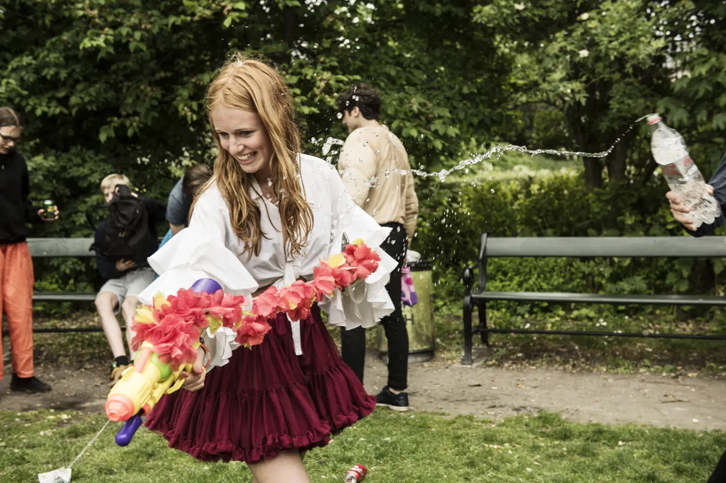 Vandkamp og uddeling af karameller er flere steder faste traditioner på sidste skoledag. Her et glimt fra Øster Farimagsgades Skole i København i forbindelse med en tidligere fejring af dagen. (Arkivfoto).