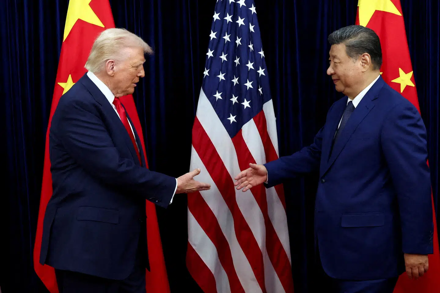 USA's præsident, Donald Trump, og Kinas præsident, Xi Jinping, gav hånd, da de mødtes under et topmøde den 30. oktober sidste år. (Arkivfoto).