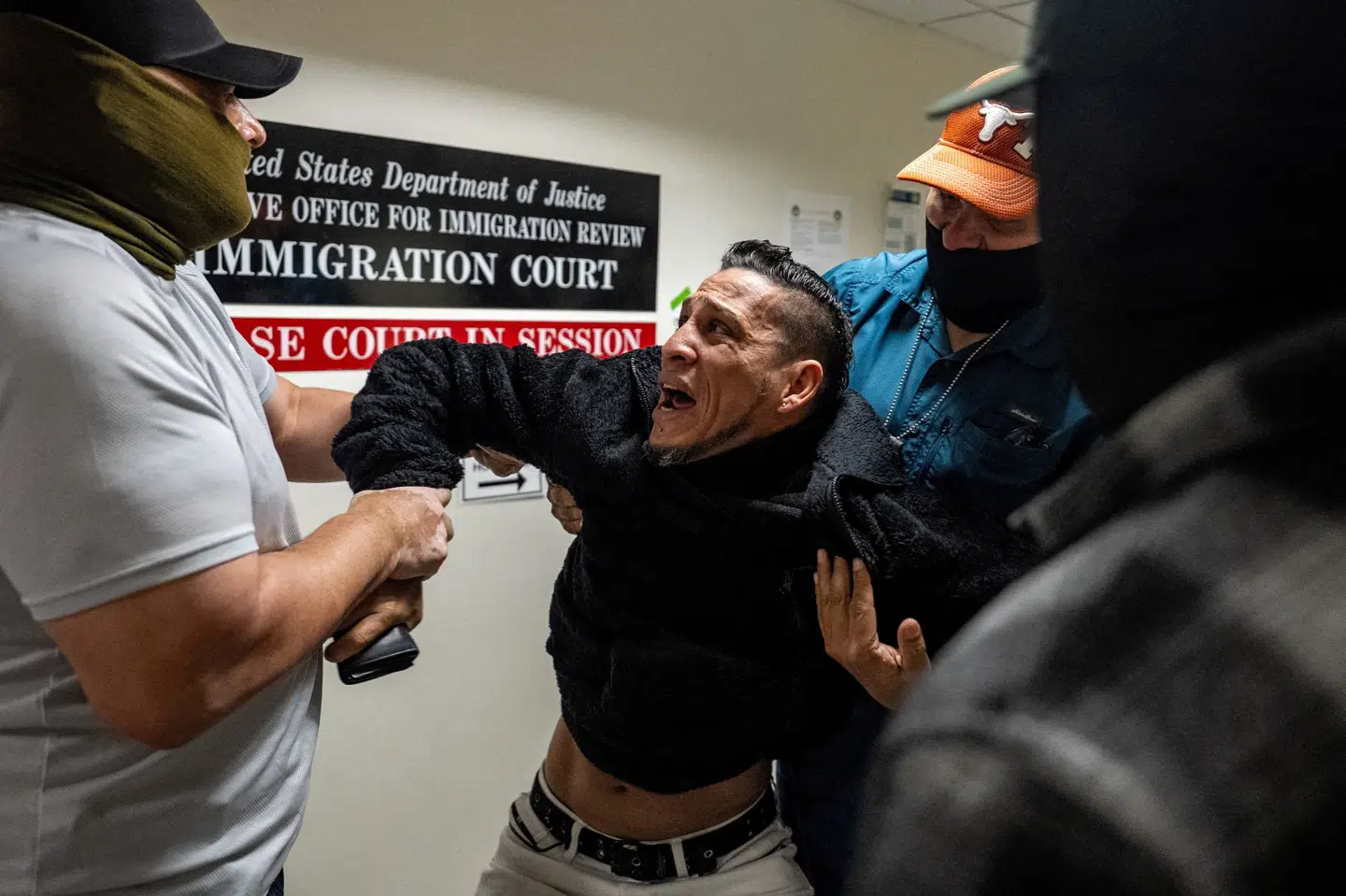 Billede fra oktober sidste år viser ICE-betjente, som tilbageholder en migrant, der kommer ud fra et retsmøde på Manhattan i New York. David Venturella skal fra juni står i spidsen for myndigheden. (Arkivfoto).