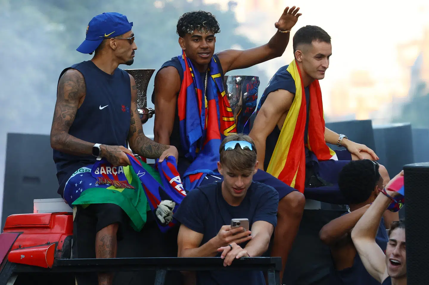 FC Barcelona-stjernen Lamine Yamal (øverst i midten) var med på bussen i paraden.