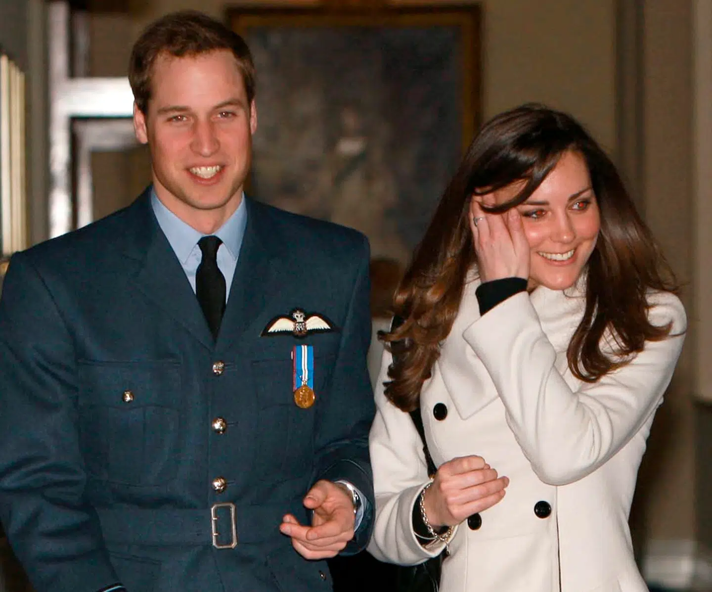 Prins William ses her med Kate Middleton i 2008.