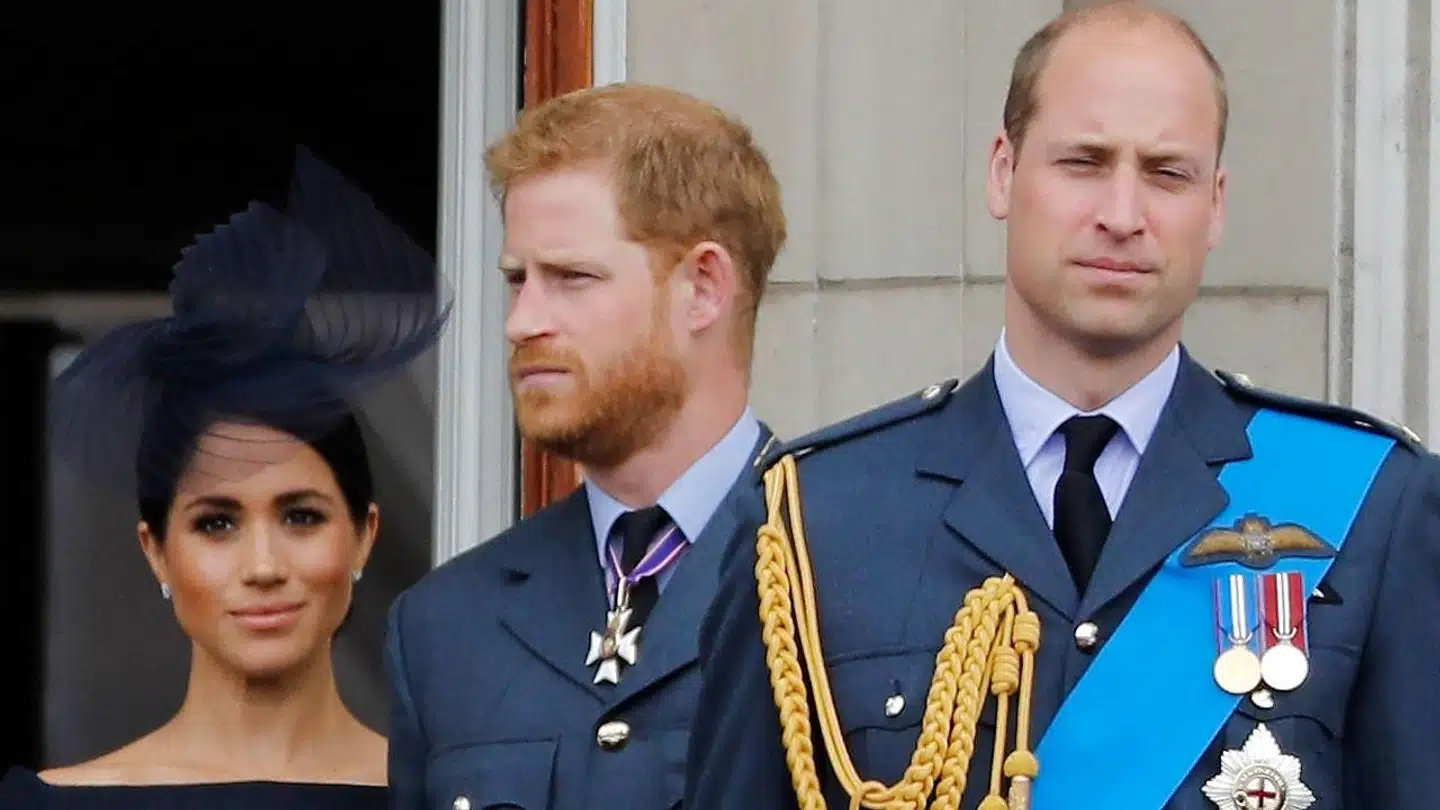 Storebroren Prins William (th) har beskyttet sin bror Prins Harry hele sit liv, men nu er de adskilte enheder, fortæller han.