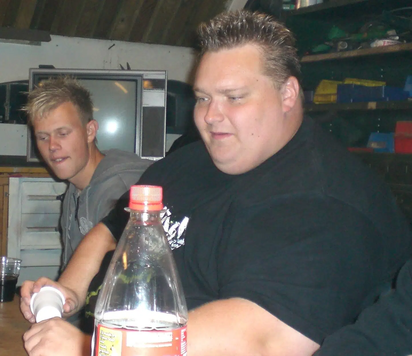Det er hverken en dårlig barndom eller mobning, der er forklaringen på Kaares overvægt. Det er simpelthen bare kærligheden til mad. Da Kaare Toft i teenageårene fik en knallert og begyndte at tjene sine egne penge, kunne han finde på at spise, inden han kom hjem til forældrene, så han kunne spise så meget som muligt.