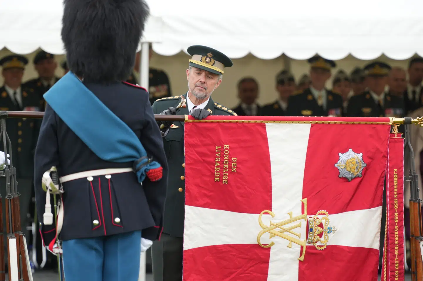 Kong Frederik slår her et af tre ceremonielle søm i Livgardens nye regimentsfane. Sømmet er "kongesømmet" for kongen. Derudover bliver der også slået et søm i af forsvarsministeren for fædrelandet og et søm af forsvarschefen for regimentet, der modtager fanen.