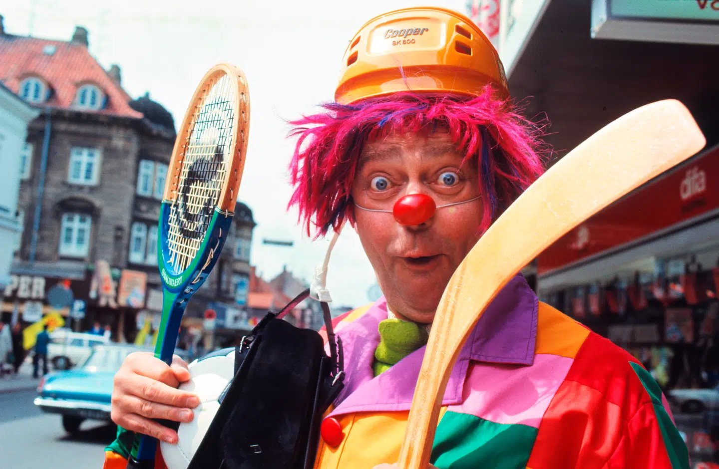 Dirch Passer gør reklame for sin optræden som klovn i Cirkus Benneweis, sommeren 1977.