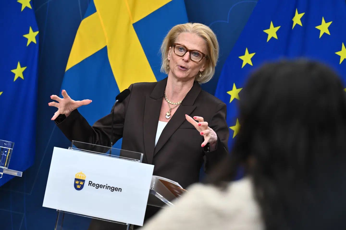 Finansminister Elisabeth Svantesson præsenterer den svenske regerings bud på en krisepakke, der blandt andet skal sænke afgifter på benzin og diesel i Sverige midlertidigt. Det sker på et pressemøde i Stockholm onsdag.