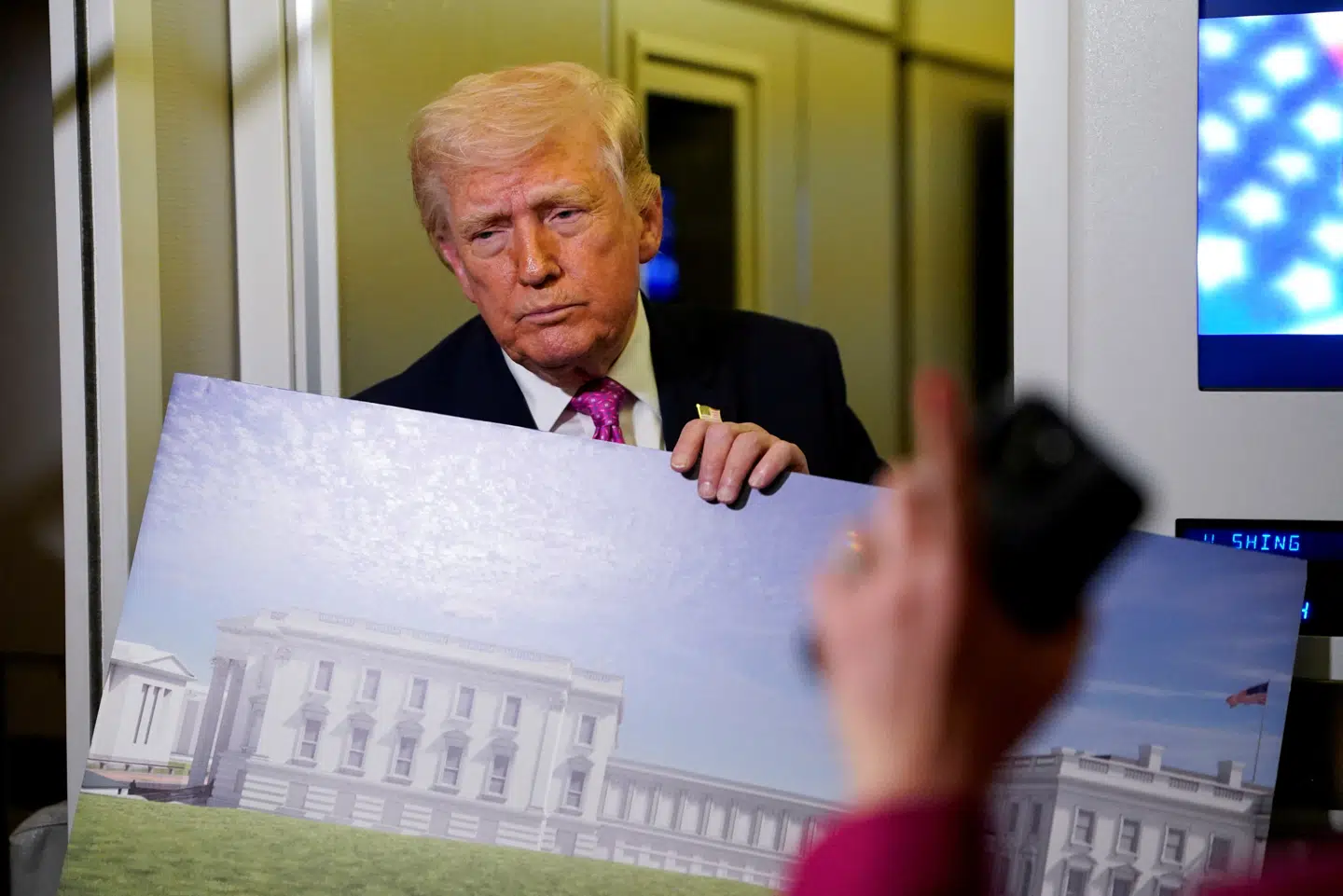 Donald Trump har lovet, at hans nye balsal i Det Hvide Hus ikke vil koste skatteyderne en øre. Nu har han bedt Kongressen om én milliard dollar – 6,4 milliarder kroner – til »sikkerhed«.