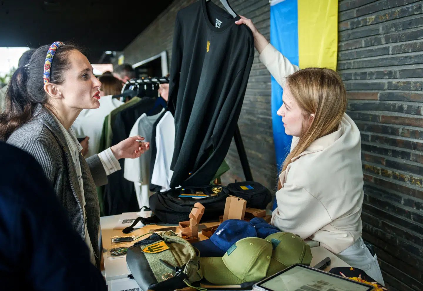 Saint Javelin solgte sine produkter med ukrainske motiver ved dette års Copenhagen Democracy Summit i Skuespilhuset. Berlingske tog med.