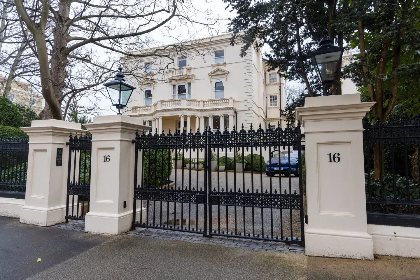 Londons gade for de rige med de dybeste lommer, Kensington Palace Gardens, også kaldet Billionaires' Row. Ny undersøgelse viser, at mange britiske millionærer siger ja til at betale mere i skat.