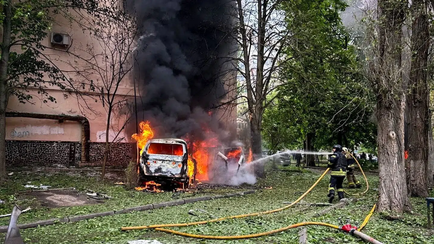 Den ukrainske by Odesa er ramt af droneangreb. Brandvæsenet ses her i et forsøg på at slukke branden, angrebet har udløst.