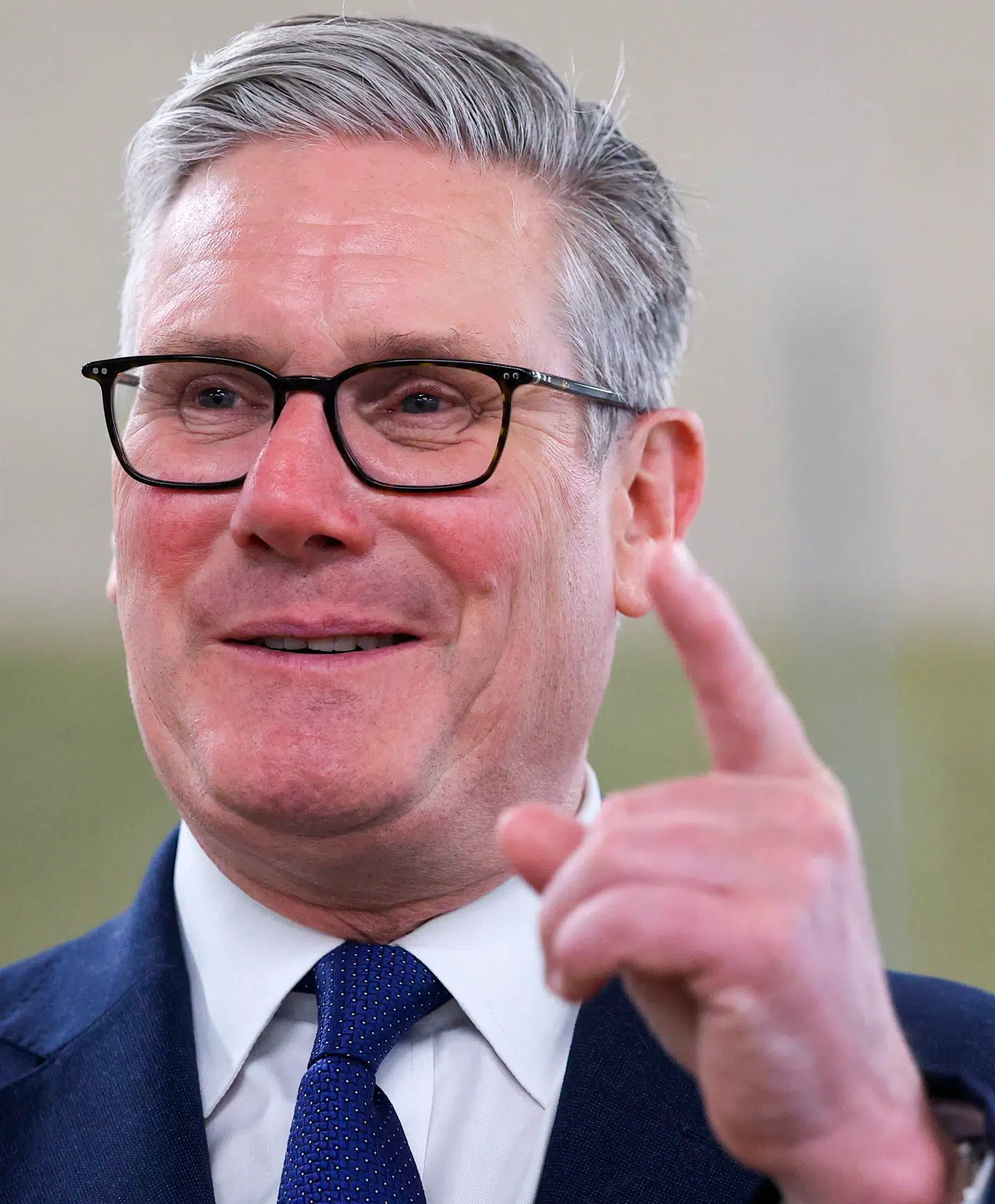 Alt synes at irritere vælgerne ved Starmer. Ifølge en konsulent fra det politiske analysefirma Merlin Strategy, der har brugt fokusgrupper til at kortlægge holdningerne til premierministeren, vækker selv hans stemme mishag. Han lyder bedrevidende.
