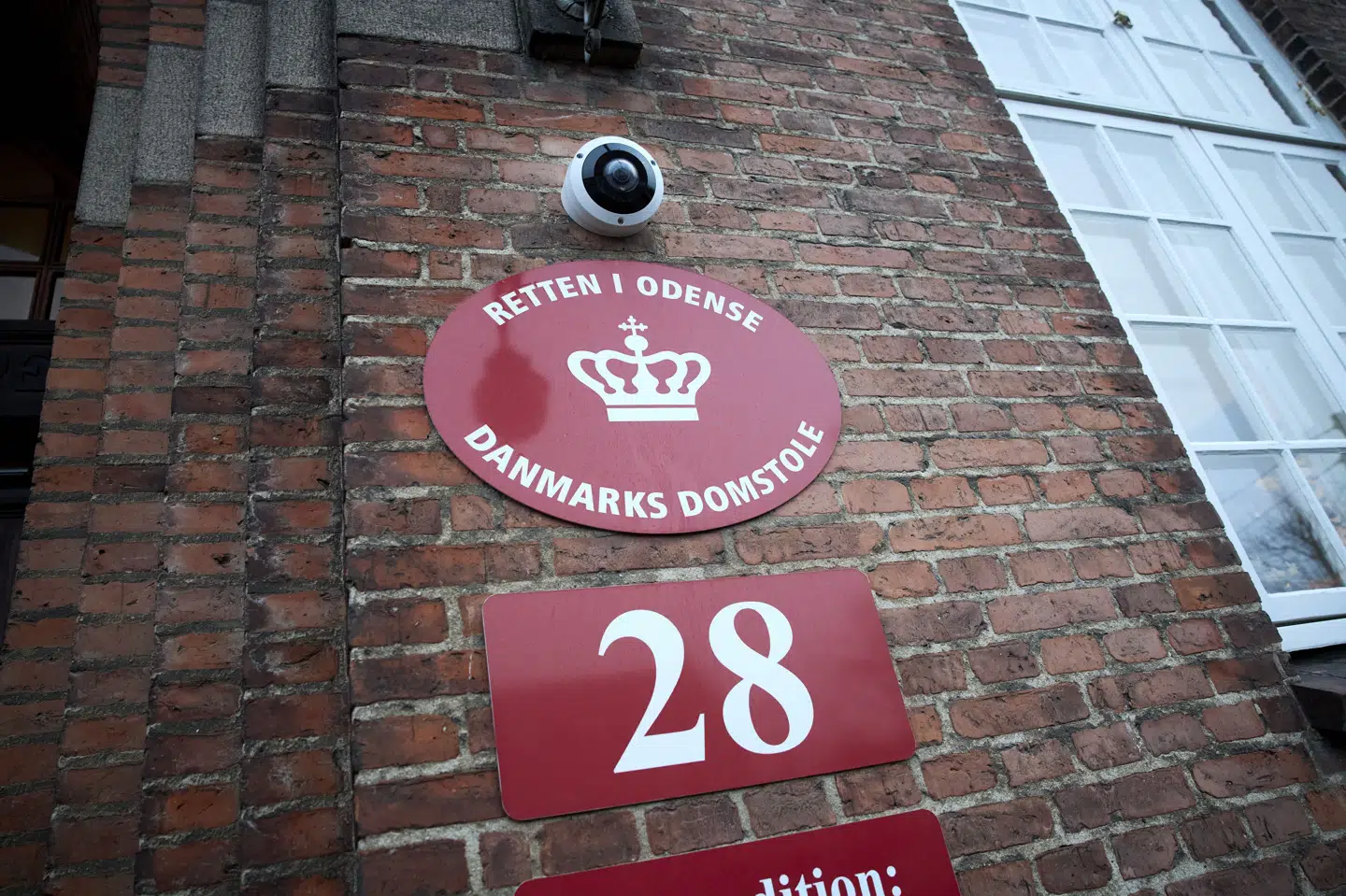 Retten i Odense har onsdag dømt en 65-årig mand for at have voldtaget en kvindelig bekendt. Manden blev taget på fersk gerning af politiet, da han ifølge retten forsøgte at voldtage kvinden igen en måned senere. (Arkivfoto).
