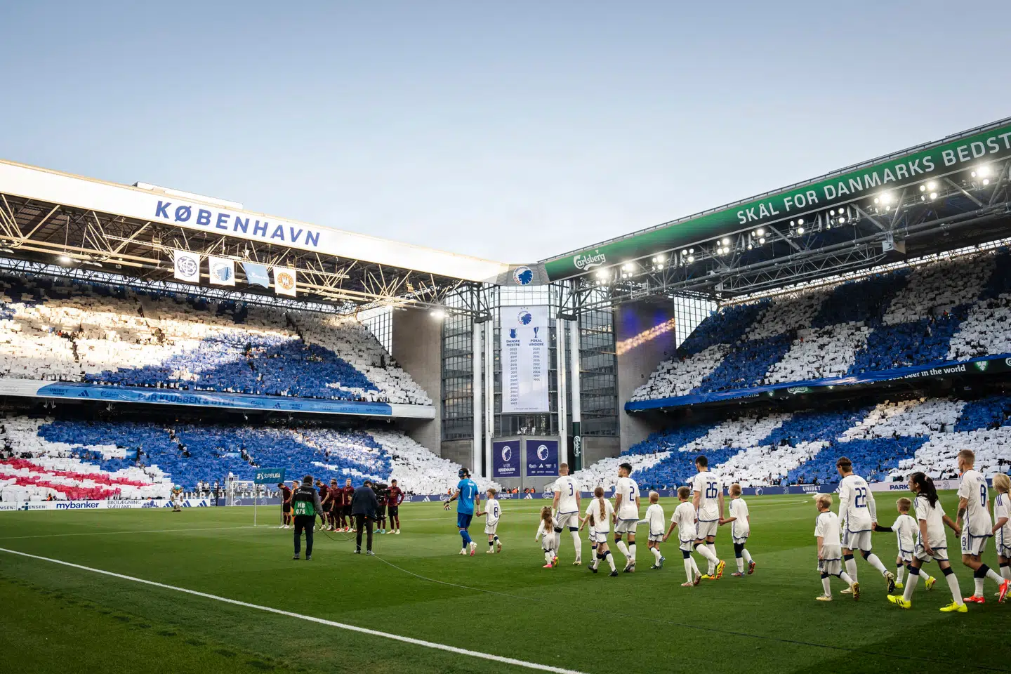 Parken lægger Kristi Himmelfartsdag græs til årets pokalfinalebrag mellem FC København og FC Midtjylland. Begge hold har skuffet egne og omgivelsernes forventninger i denne sæson, hvor AGF løb med Danmarksmesterskabet.