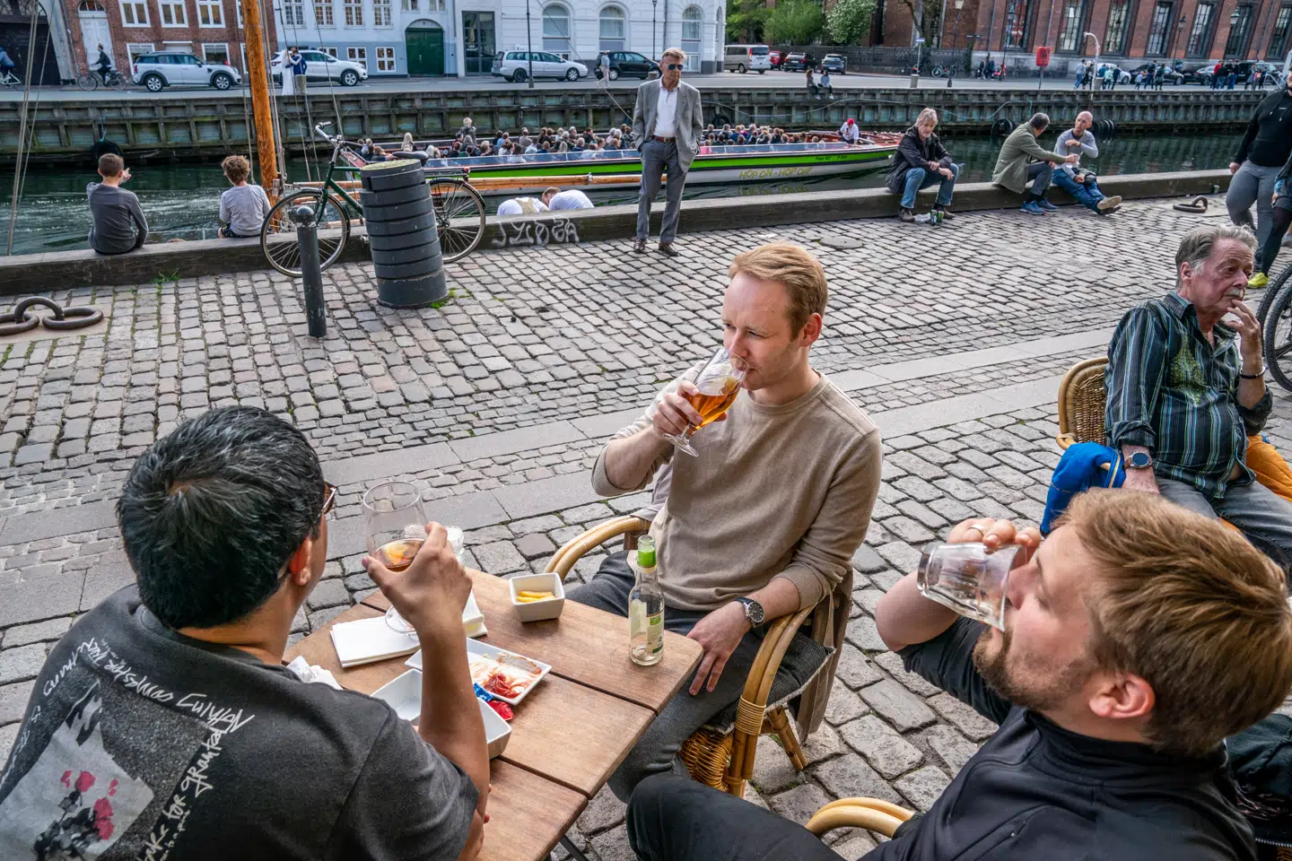 København har omfavnet den syditalienske og franske livsstil med at sidde på fortovscafeer og barer. De syditalienske priser er dog ikke fulgt med, og det kan give udfordringer i venskaber, påpeger livsstilsekspert.
