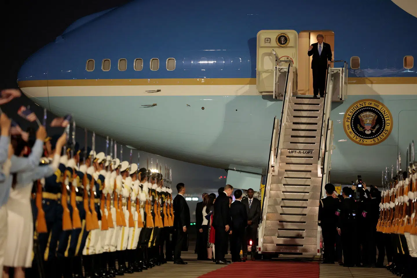 Donald Trump stiger ud af Air Force One i Beijing Capital International Airport under sit statsbesøg i Kina, hvor han skal mødes med den kinesiske præsident, Xi Jinping.