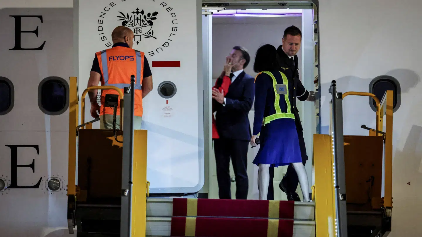 Her ses øjeblikket, hvor Brigitte Macron satte en hånd op i Emmanuel Macrons ansigt ombord på det fly, der netop havde fragtet parret til et besøg i Vietnam i maj sidste år.