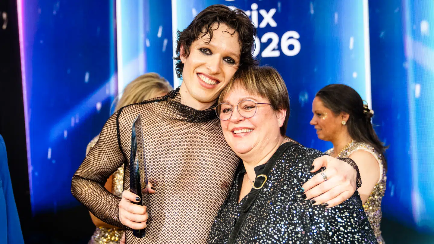 Søren Torpegaard Lund sammen med sin mor efter Dansk Melodi Grand Prix 2026 i Arena Nord i Frederikshavn.