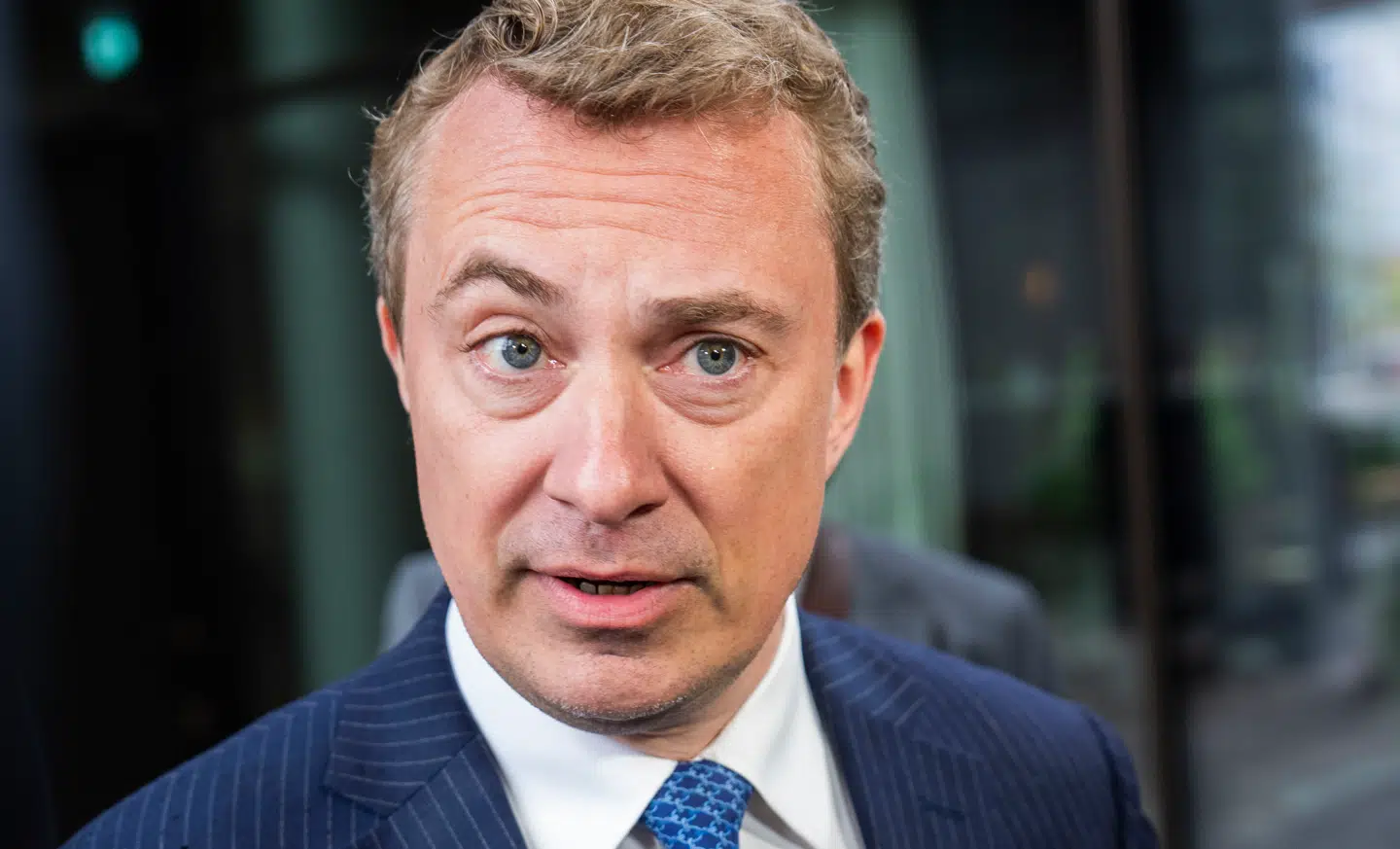 Morten Messerschmidt (DF) presser med sit ultimative krav magten i favnen på Mette Frederiksen (S), lyder det fra Danmarksdemokraterne.
