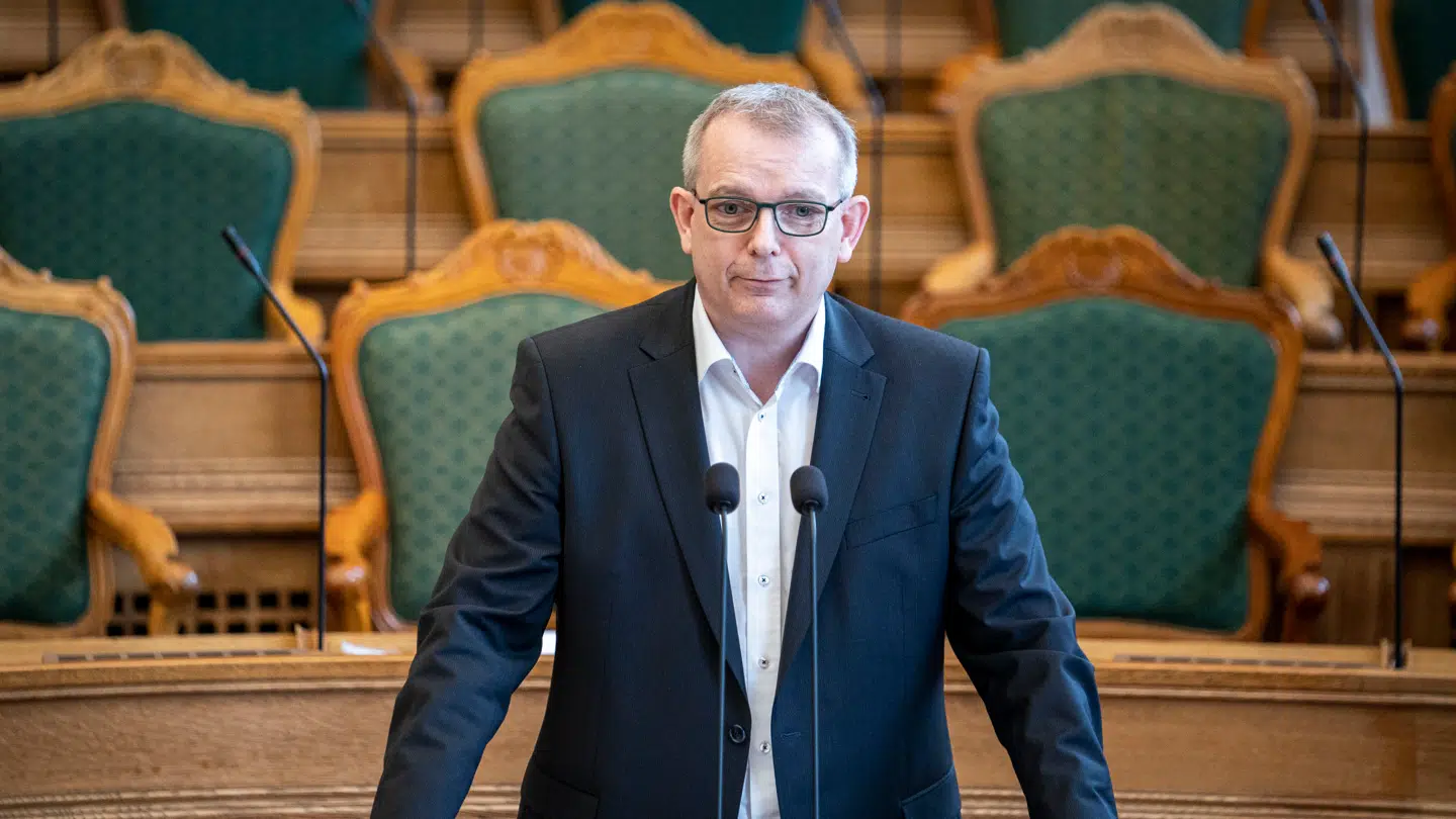 Hans Kristian Skibby mener, at Lars Løkke er nærmere de borgerliges politik end Mette Frederiksen. Derfor bør Dansk Folkeparti opgive sit krav.