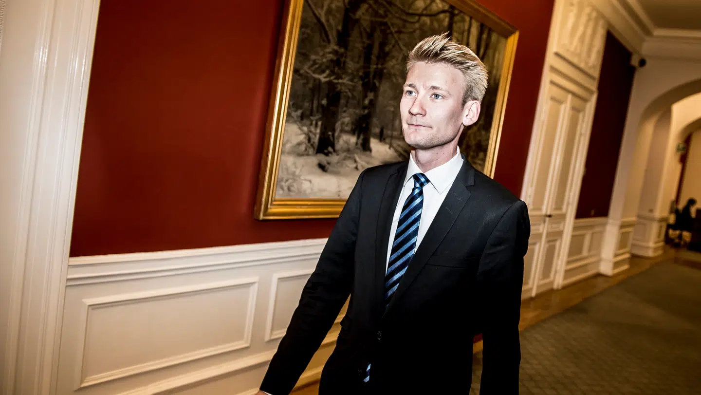 »Det er jo lidt absurd. Hvad er det, Hans Kristian Skibby og vores gode venner i Danmarksdemokraterne synes er så fantastisk ved Moderaternes politik?,« siger Peter Kofoed Poulsen (DF).