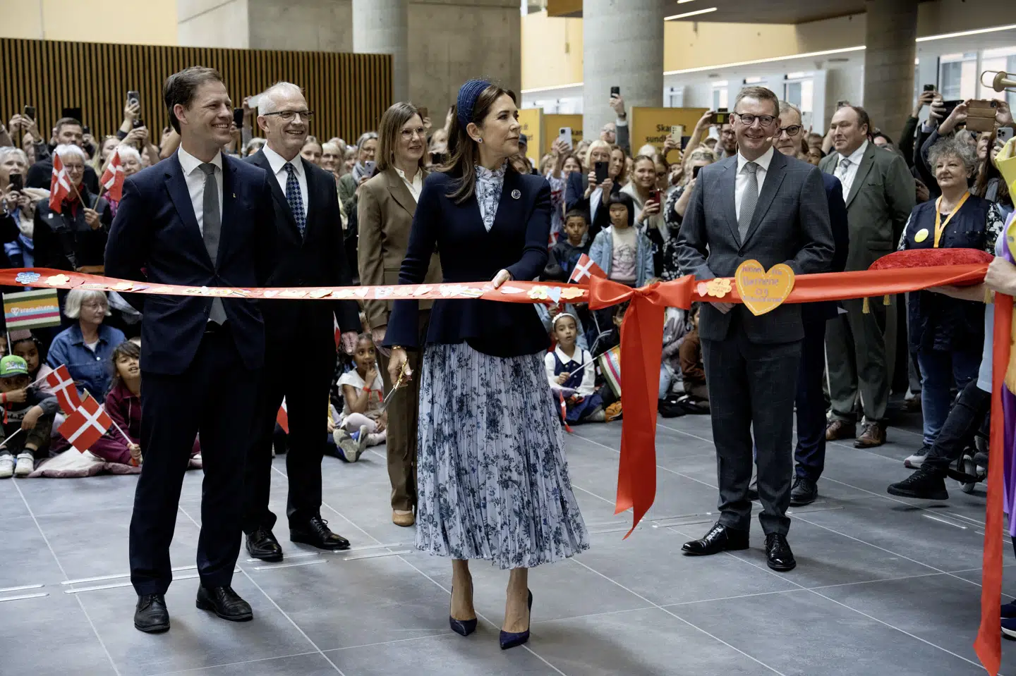 Det nye Aalborg Universitetshospital, der tirsdag blev indviet af dronning Mary, kritiseres af flere fagforeninger. De er bekymret for både ansattes og patienters ve og vel.