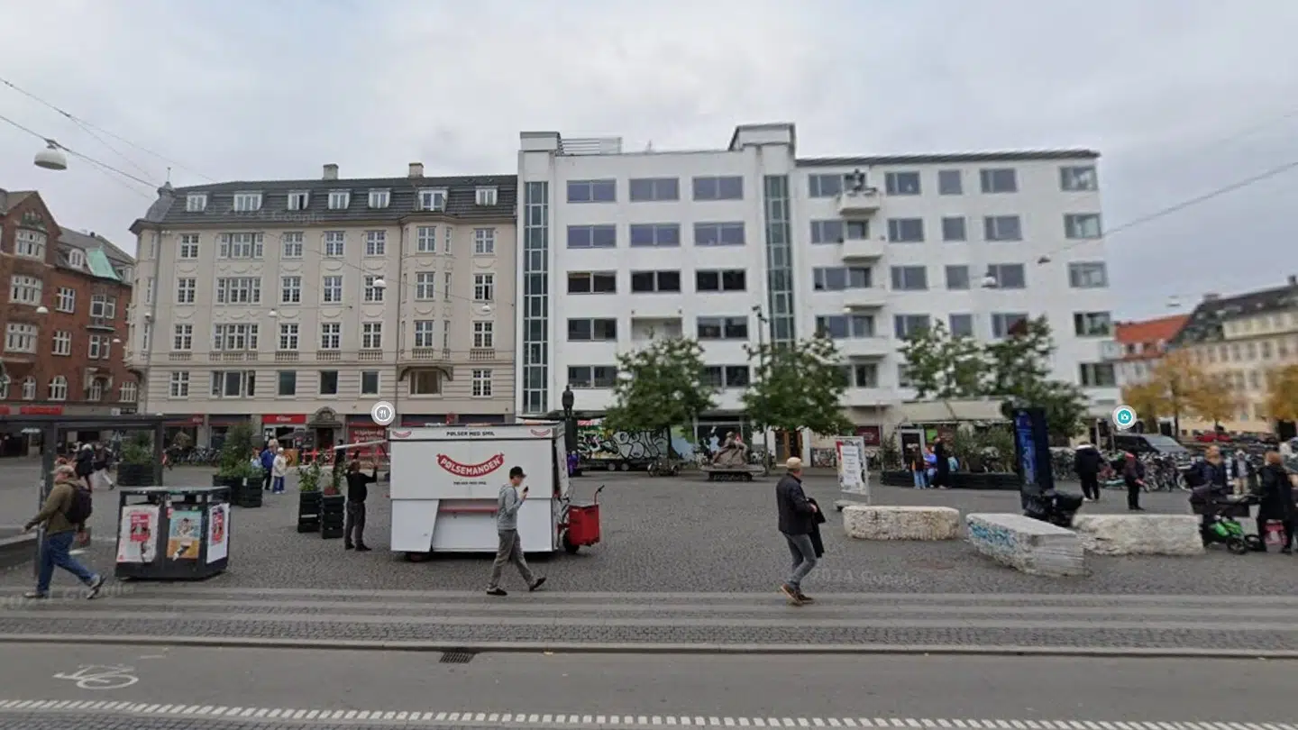 Manden er tiltalt for voldtægtsforsøg ved højlys dag her på Christianshavns Torv i København.