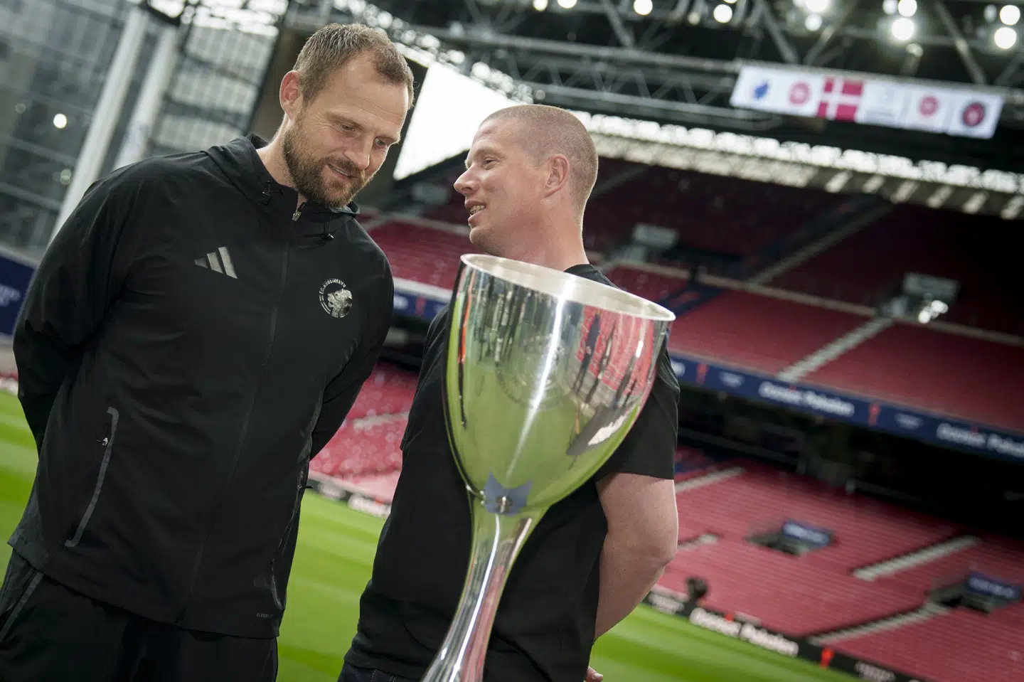 Mike Tullberg (til højre, red.) og Bo Svensson (til venstre, red.) kender hinanden særdeles godt, og københavnernes træner er ærgerlig over, at kollegaen har karantæne i torsdagens pokalfinale.