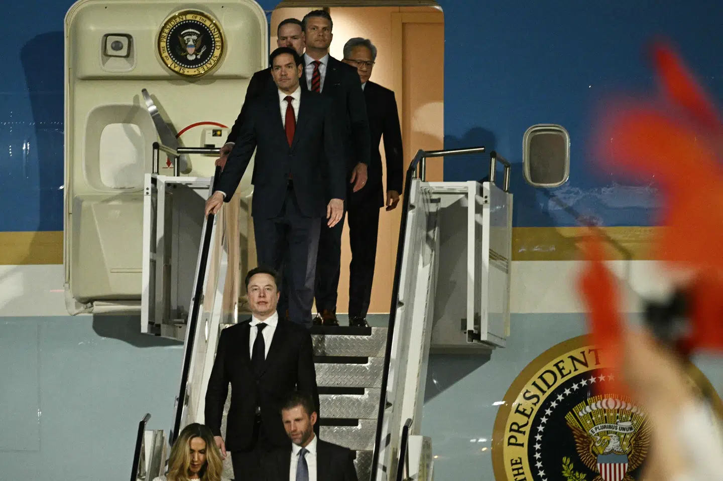 Marco Rubio landede onsdag i Kinas hovedstad, Beijing, sammen med præsident Donald Trump og en række topchefer fra nogle af USA's største virksomheder. Det gælder blandt andre Nvidia-chef Jensen Huang, Apple-chef Tim Cook samt SpaceX- og Tesla-chef Elon Musk.