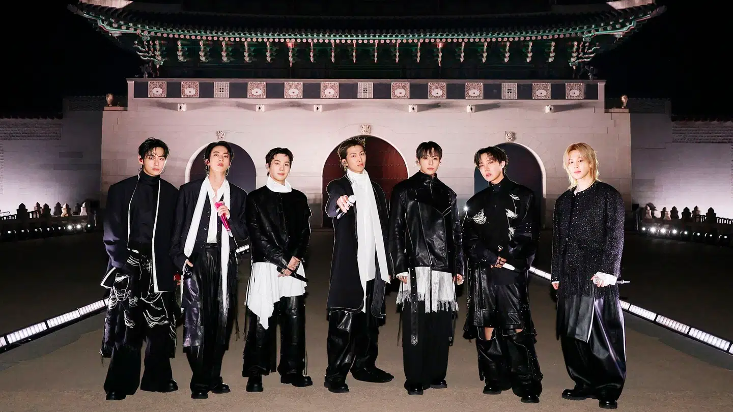 Her ses de syv medlemmer af den sydkoreanske gruppe BTS under deres koncert på Gwanghwamun-pladsen i Seoul den 21. marts: V, Jin, Suga, RM, Jungkook, J-Hope og Jimin.