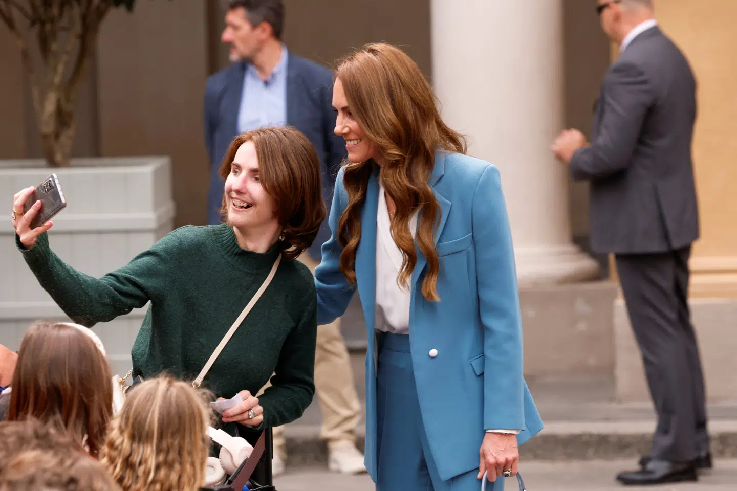En af de fremmødte fik ikke bare en selfie med prinsesse Kate under førstedagen af hendes besøg i Italien – den heldige kvinde fik også et protokolafvigende kram.