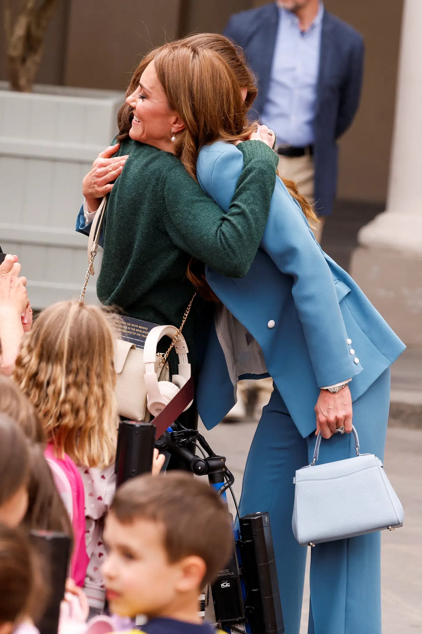 En af de fremmødte fik ikke bare en selfie med prinsesse Kate under førstedagen af hendes besøg i Italien – den heldige kvinde fik også et protokolafvigende kram.