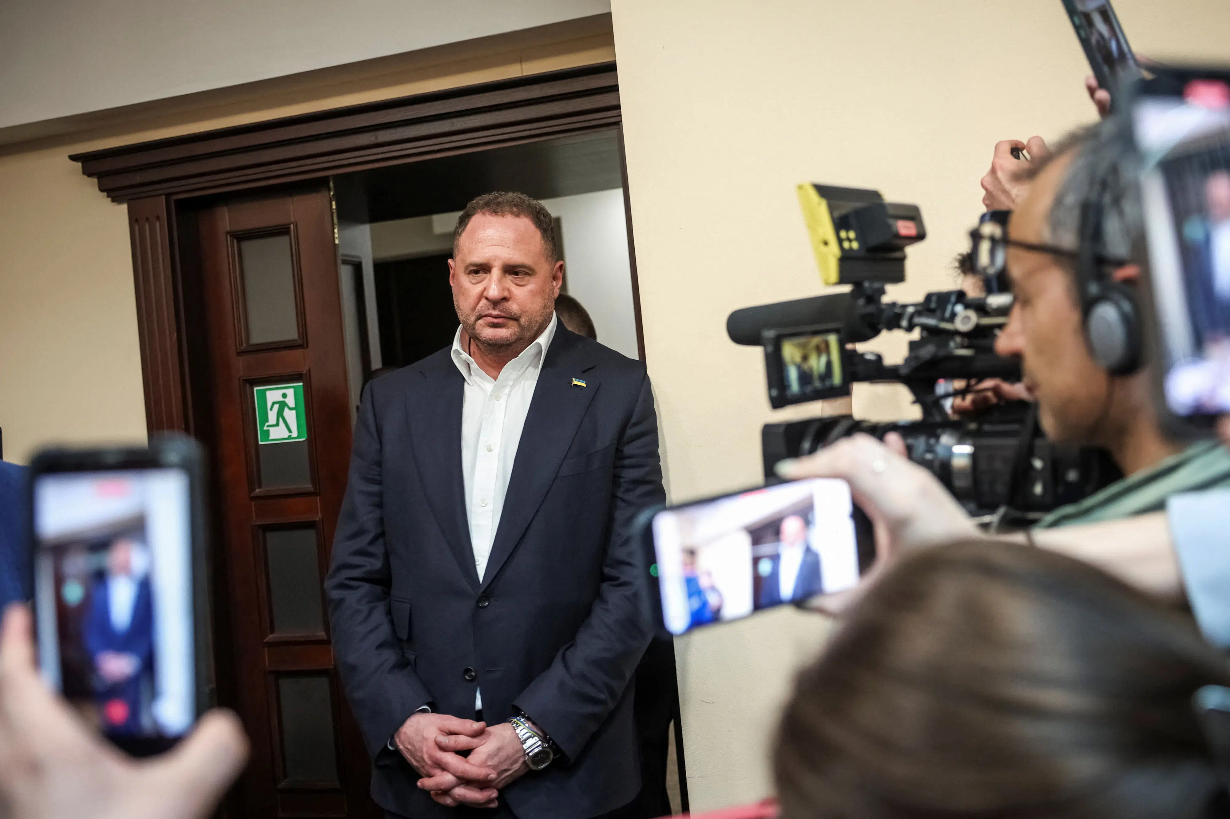 Zelenskyjs eks-stabschef kræves anholdt i korruptionssag