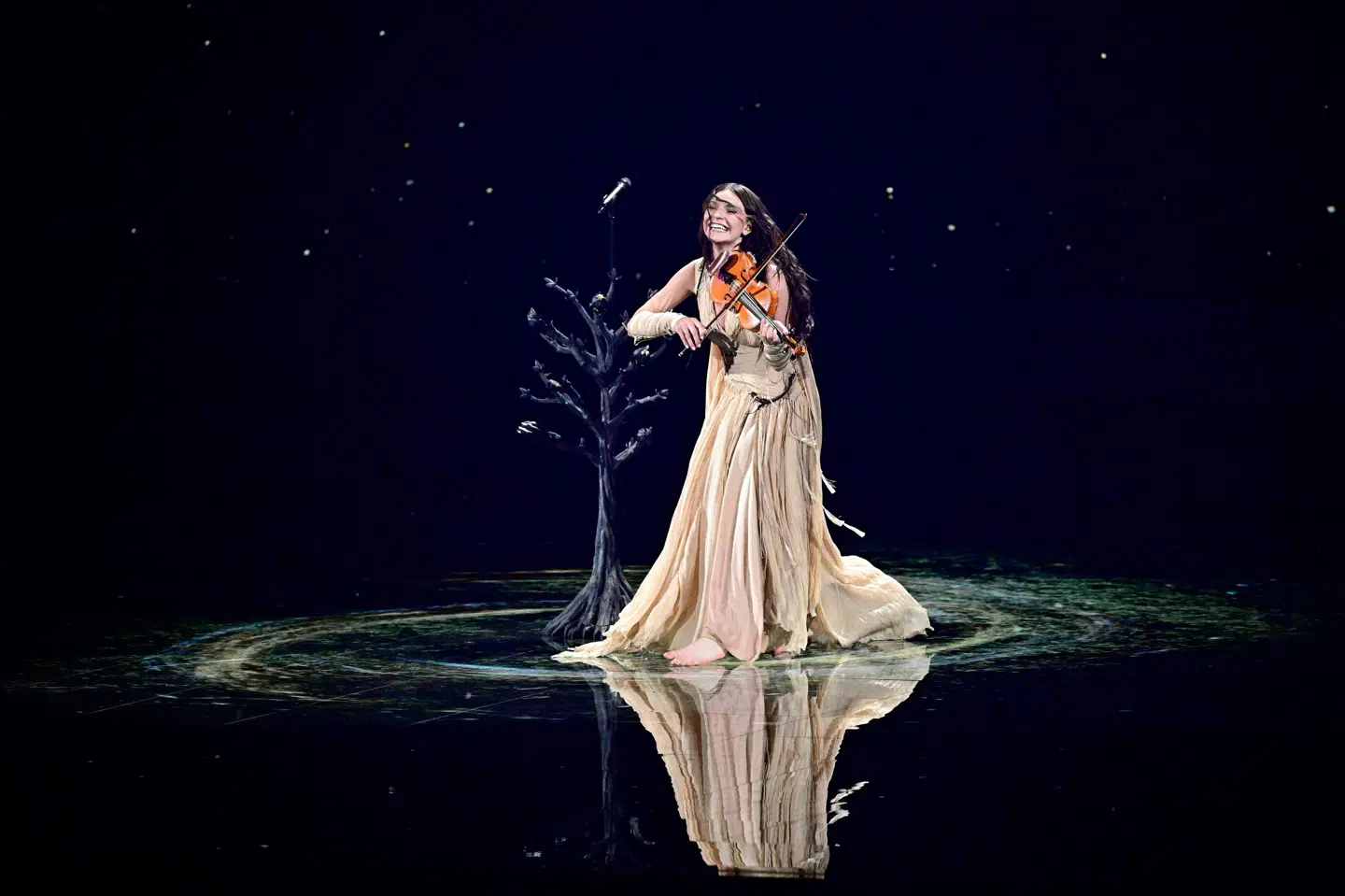 Der har været danskere inde over Luxembourgs Eurovision-sang, "Mother Nature", som sangerinden Eva Marija synger. Det lille land har vundet det internationale melodigrandprix fem gange.