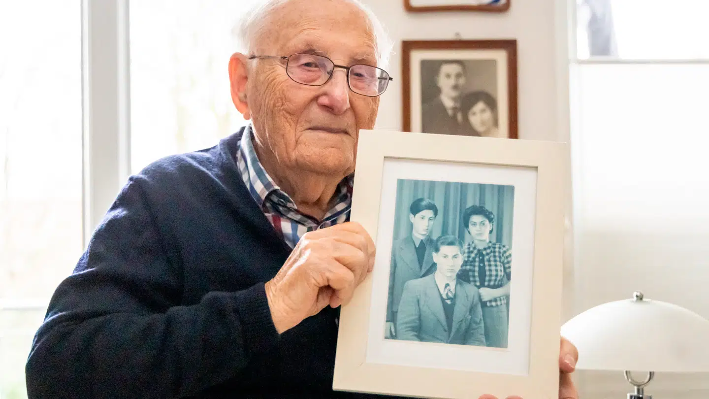Albrecht Weinberg med et billede af sin bror Dieter og sin søster Friedel. De overlevede alle tre nazisternes koncentrationslejre.