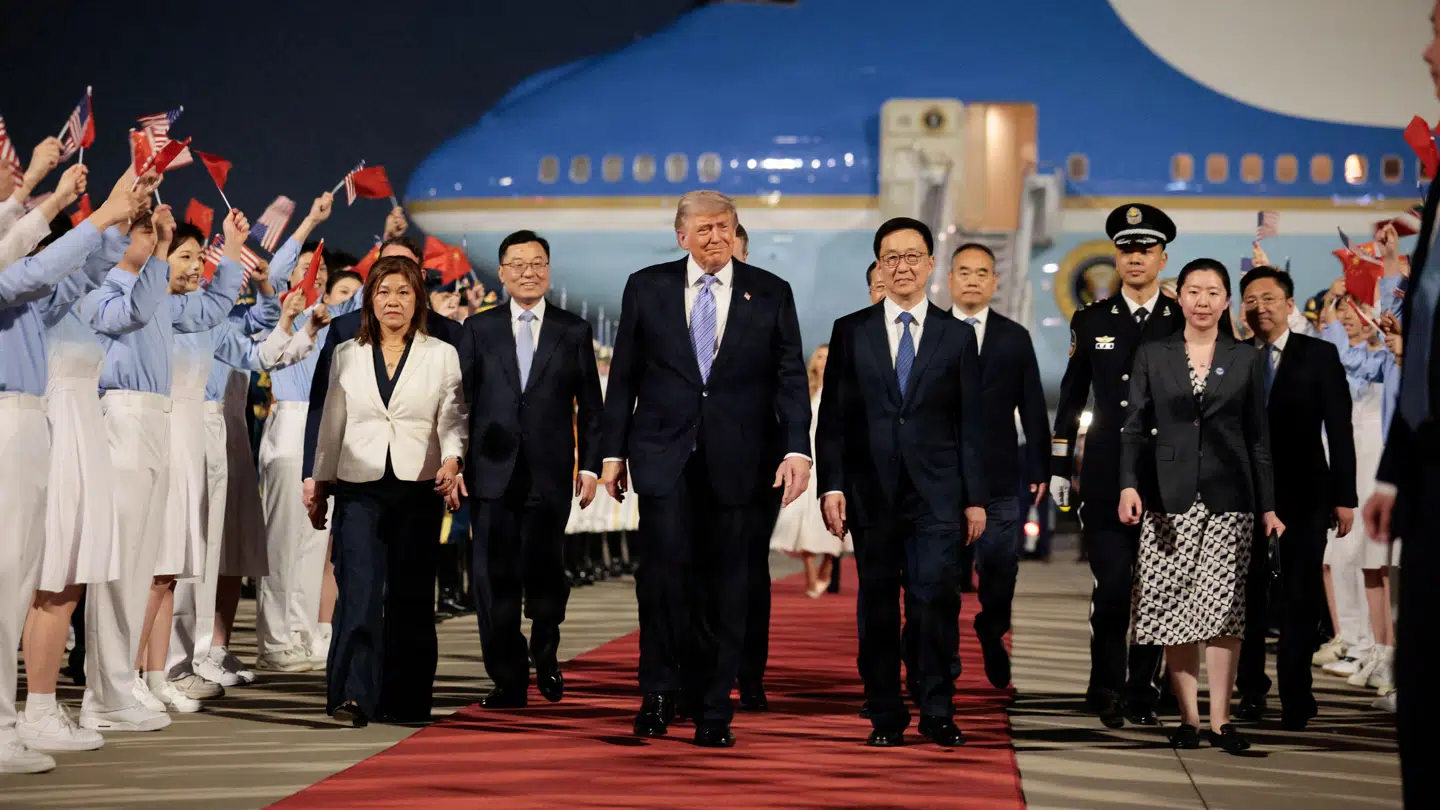 USAs præsident, Donald Trump, ses her sammen med den kinesiske vicepræsident, Han Zheng, under en ankomstceremoni i Beijing Capital International Airport onsdag.