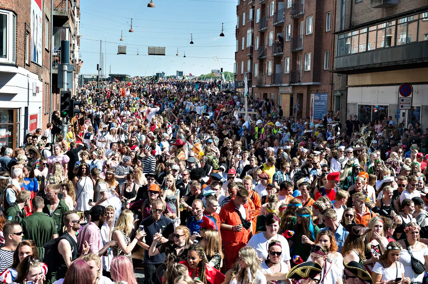 Aalborg Karneval består af en stor parade med udklædning og karnevalsgrupper, der kulminerer i en stor fest med koncerter i Kildeparken.