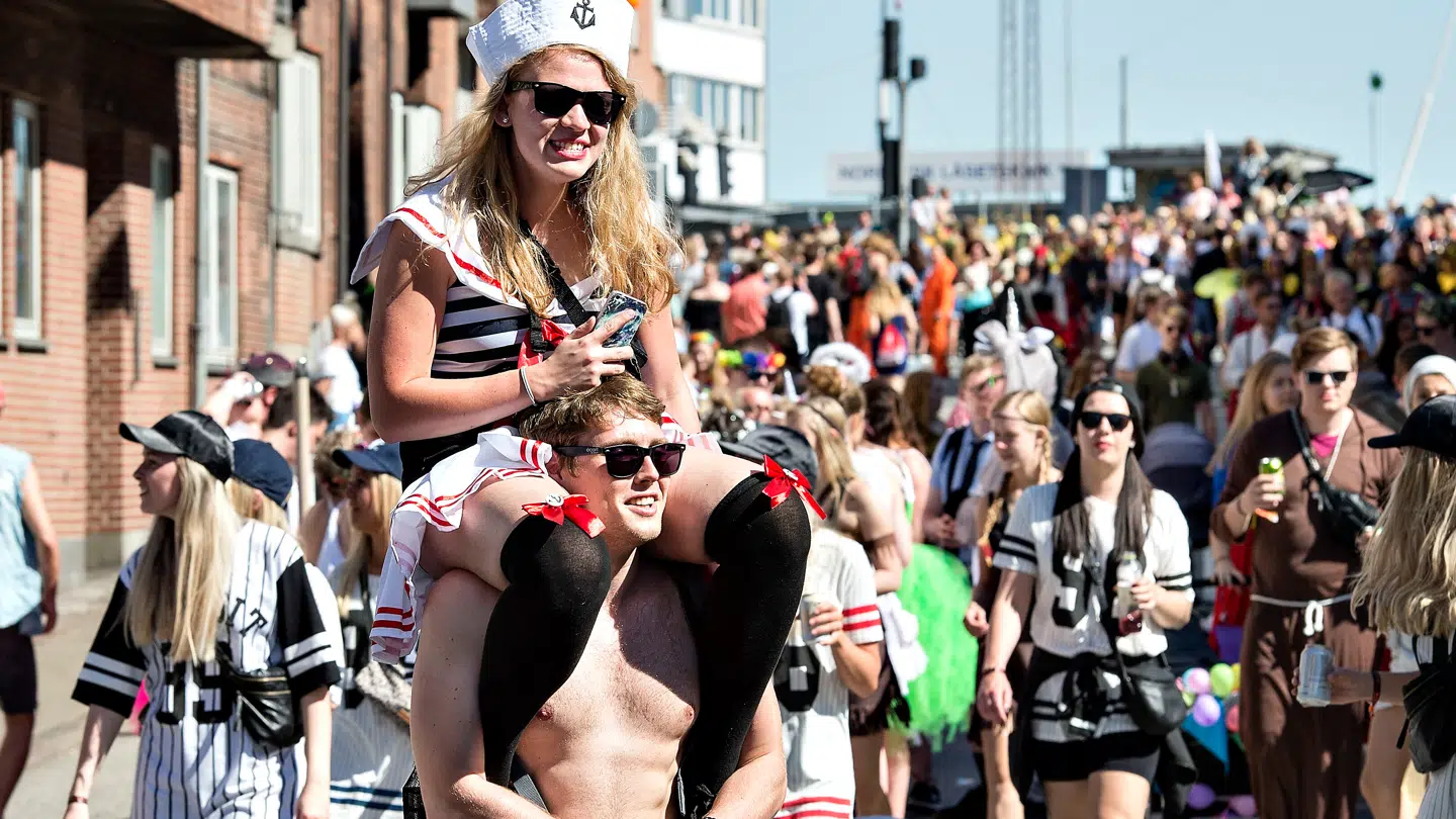 Aalborg Karneval består af en stor parade med udklædning og karnevalsgrupper, der kulminerer i en stor fest med musik i Kildeparken.