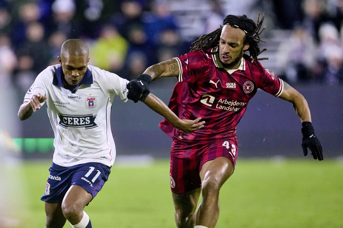 FC Midtjyllands Kevin Mbabu (til højre) i duel med AGF's Gift Links under en pokalkamp, hvor Mbabu oplevede racistiske tilråb.